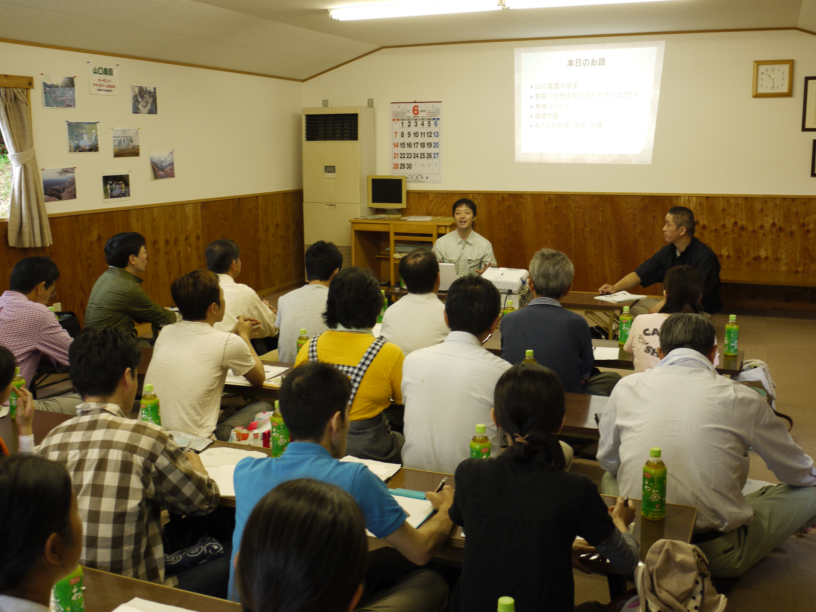 調整（袋詰め）作業の説明を受ける参加者