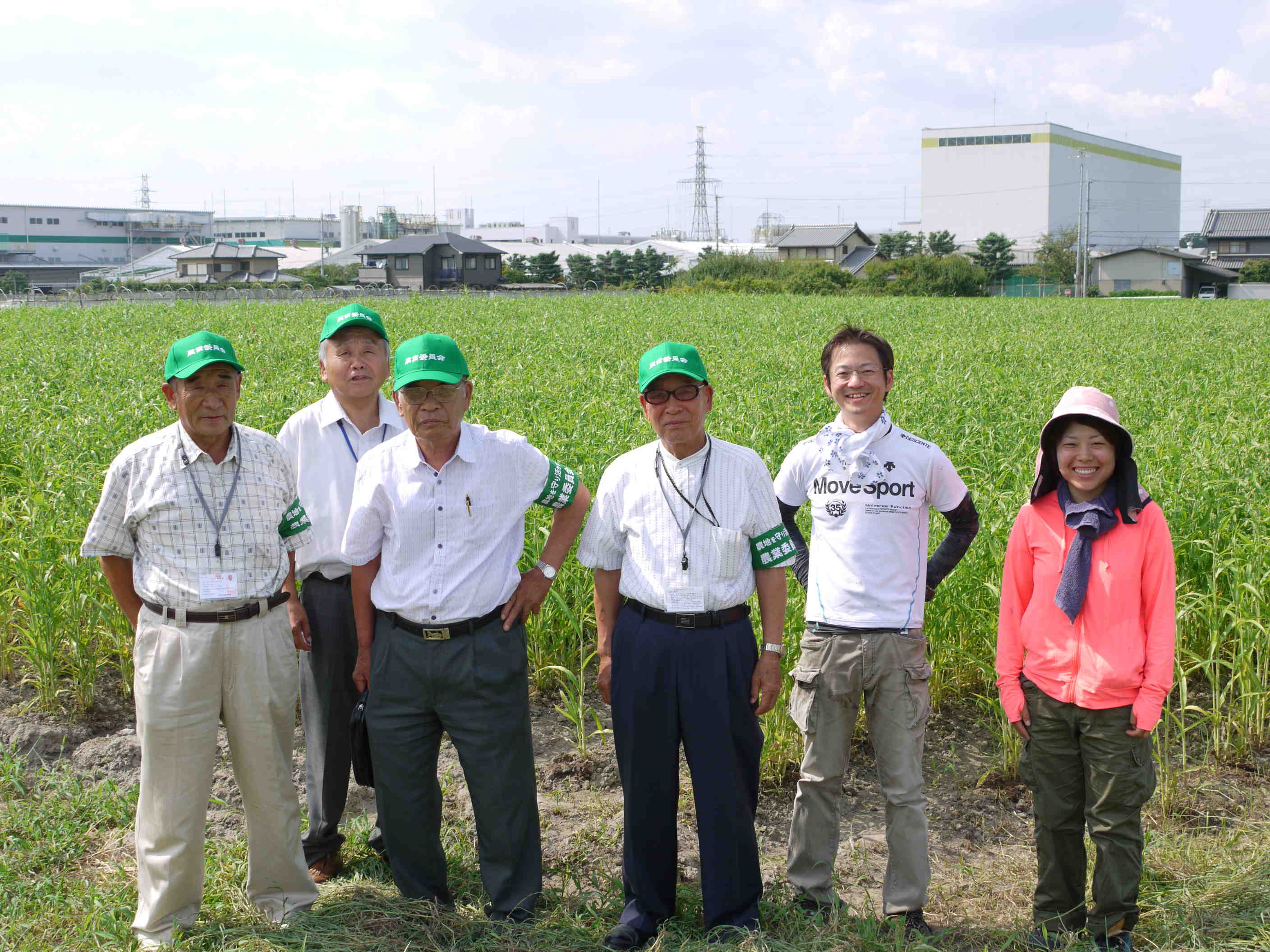 解消された農地で竹川社長（右から２人目）と農業委員ら