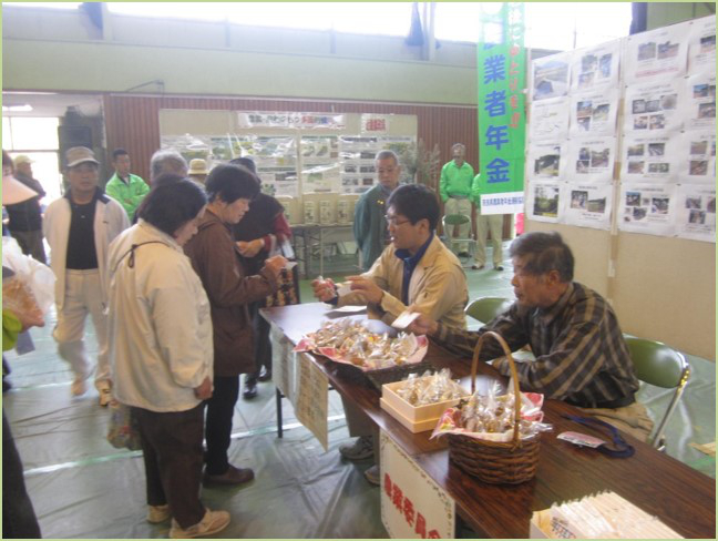  イベントでクッキーを配布