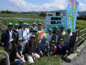 手作りの啓発看板と活動に参加する委員 