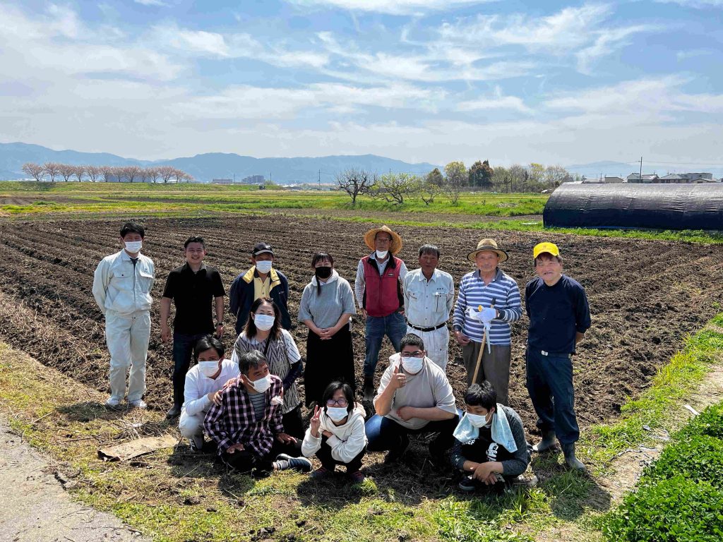 解消活動を終えた福祉施設の皆さんと農業委員らの写真