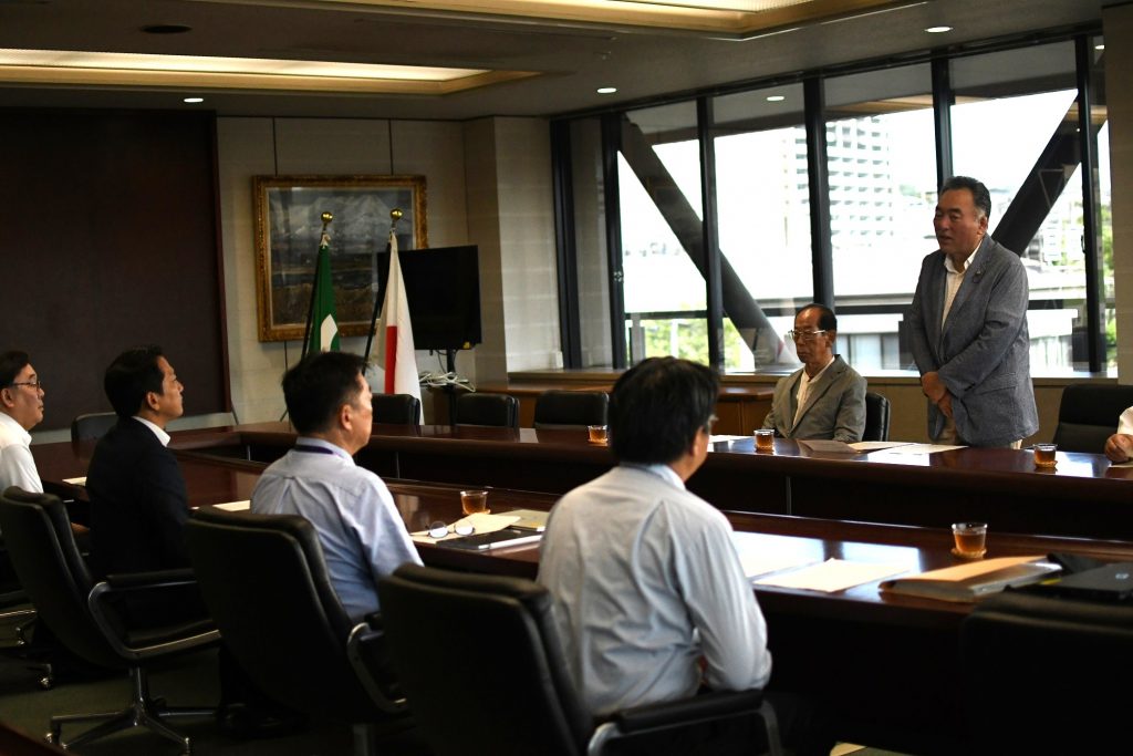 市の関係者に意見書の内容を説明する中井会長